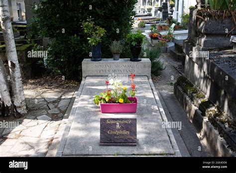 Tombe de l acteur français Yves Montand et Simone Signoret au cimetière