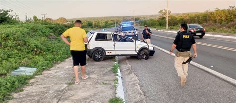 Carro três pessoas da mesma família capota na BR 343 em Buriti dos