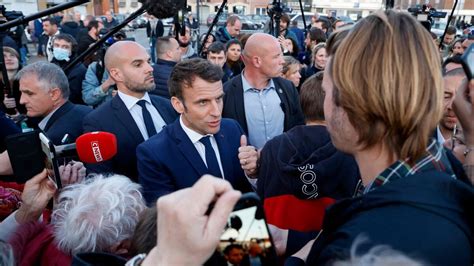 Présidentielle Macron se dit prêt à bouger sur la réforme des