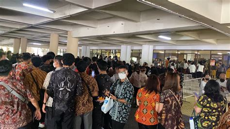 Ribuan Jemaat Mulai Padati Gereja Bethany Surabaya Jelang Perayaan