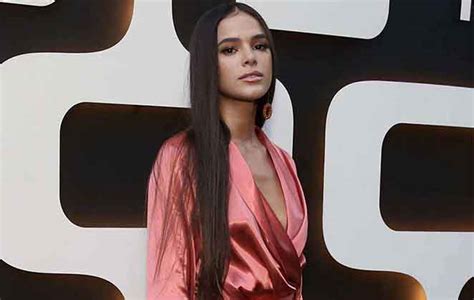 Bruna Marquezine Arrasa De Topless E Peruca Vem Ver OFuxico