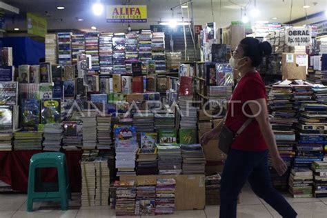 Penjualan Buku Bekas Di Blok M Square Antara Foto