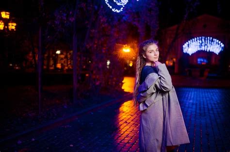 Chica Con Rastas Caminando Por La Calle Nocturna De La Ciudad Contra