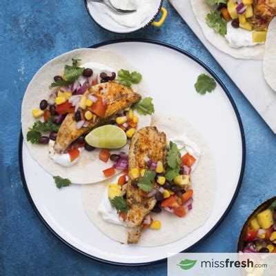 Tacos De Poisson La Mexicaine Avec Salsa De Mangue Et Haricots Noirs