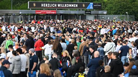 England Fans Arrested Over Nazi Salute Dw 06072022