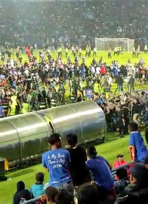 Sepak Bola Berduka 127 Orang Meninggal Akibat Kericuhan Di Stadion