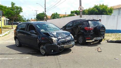 VOZ DE ILHA GRANDE Colisão entre dois carros deixa uma pessoa ferida