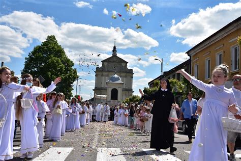 Piękna Procesja Bożego Ciała W Chmielniku Uczestniczyły W Niej Tłumy