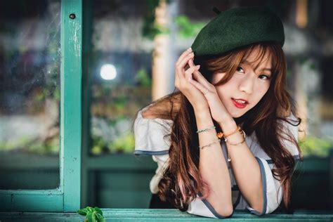 4K Asian Bokeh Beret Brown Haired Glance Hands HD Wallpaper