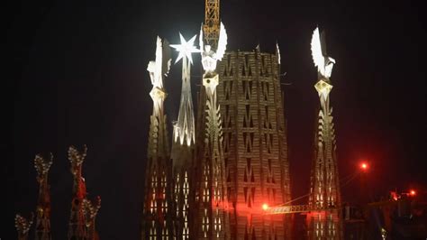 La Sagrada Familia Ilumina Por Primera Vez Las Cuatro Torres De Los