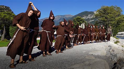 A rischio Collegamenti ritardo abito frate francescano paracadute ...