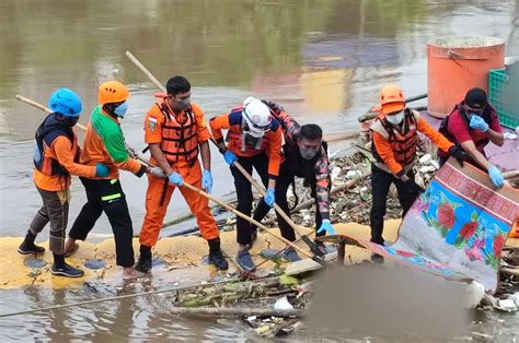 Tim SAR Temukan Jasad Mahasiswi IPB Terseret Yang Arus Ciliwung