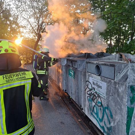 Brennender Altpapiercontainer Freiwillige Feuerwehr Geiselhöring