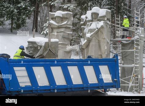 Los Trabajadores Desmantelan El Monumento A Los Soldados Del Ejército