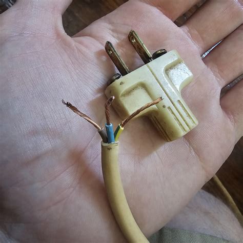 How Should I Connect 3 Wires To A 2 Prong Plug Raskelectricians