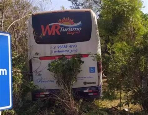 Ônibus de turismo perde freio e invade terreno na Serra do Cipó