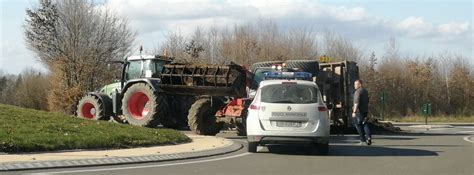 Bourg En Bresse La Remorque Dun Tracteur Se Renverse Sur La D