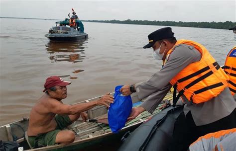 Polres Tanjab Barat Bagikan Bantuan Sembako Sekaligus Sosialisasi