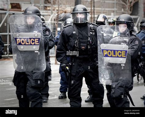 Police Officers In Full Riot Gear Stock Photo Alamy