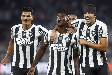 Botafogo Sobra Contra O Galo E Mant M Persegui O Ao Fla Placar