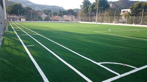 Pose D Un Terrain De Football Marseille Avec Un Gazon Synth Tique