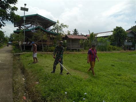 Menjelang HUT RI Ke 77 Babinsa Long Tunggu Bersihkan Lapangan Sepak