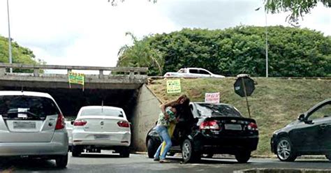 G1 Motoristas apartam briga de mulheres após batida em Brasília