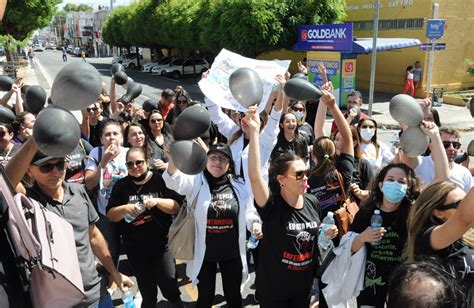 Protesto da enfermagem reúne dezenas de profissionais e paralisa centro