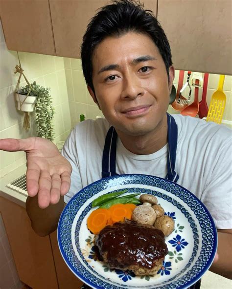 榎並大二郎さんのインスタグラム写真 榎並大二郎instagram「 ハンバーグを作りました。 ナイフを入れたら肉汁が「ジュンジュワ