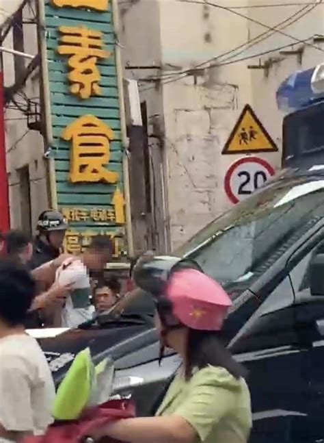 广西玉林一男子抢劫金店被特警带走？老板辟谣：系员工与男友产生感情纠纷视频店里事件