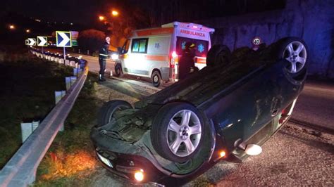 Auto Si Ribalta In Tangenziale Nei Pressi Dello Svincolo Di Messina