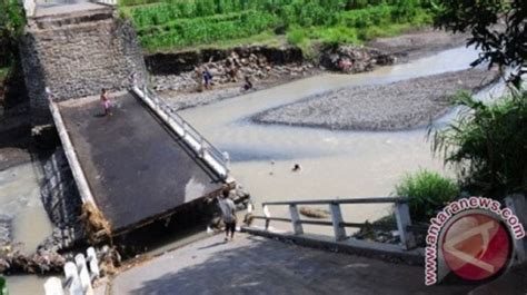 Jembatan Ambruk Ke Sungai Satu Tewas Dan Sejumlah Orang Lainnya Hilang