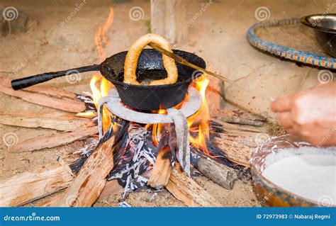 Cocinar El Pan De Sel Roti O Del Nepali Imagen De Archivo Imagen De