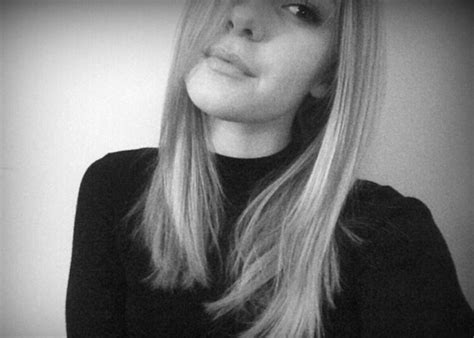 8 Hot Sexy Ellie Soutter Bikini Pics