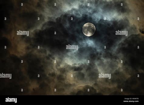 Mond Himmel Wolken Fotos Und Bildmaterial In Hoher Aufl Sung Alamy