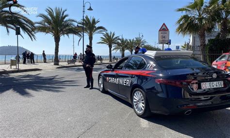 Violenta Lite Di Coppia In Strada Lui Tenta La Fuga Lei Morsica La