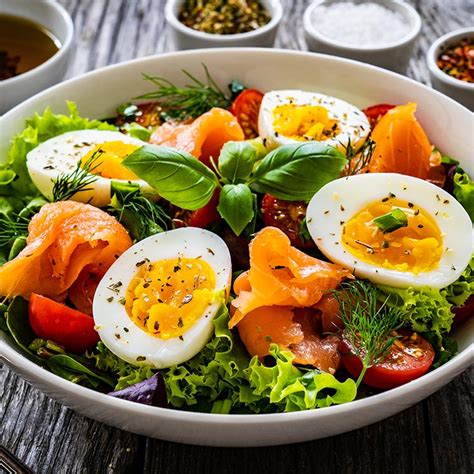 Ensalada de salmón ahumado y huevo cocido