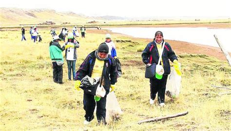 Recogen Media Tonelada De Basura De Riberas Del Lago Chinchaycocha