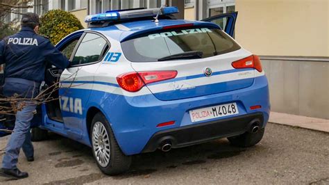 La polizia soccorre un 94enne che vagava seminudo in città Quotidiano