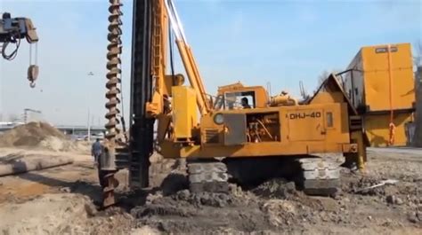Процесс бурения ямы с помощью бурильной установки
