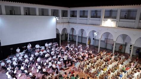 Lleno absoluto en el concierto de la banda de música Maestro Dueñas