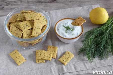 Galletas saladas crujientes con dip de yogur Receta fácil y sencilla