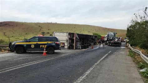 Carreta Carga De Frango Tomba E Interdita BR 381 Em Governador