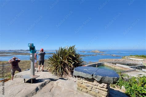 Un groupe d amis contemple le paysage de mer face à la baie de Roscoff