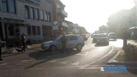 Fuori Strada Con L Auto Travolge I Cartelloni Stradali E Finisce Sul