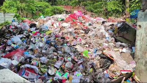 Puluhan Ton Sampah Mencemari Pantai Carita Usai Libur Lebaran Bau