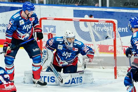 02 April 2023, Baden-Württemberg, Mannheim: Ice hockey, DEL, Adler ...