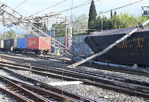 Treno Merci Deragliato Italia Spezzata In Due Caos E Disagi La