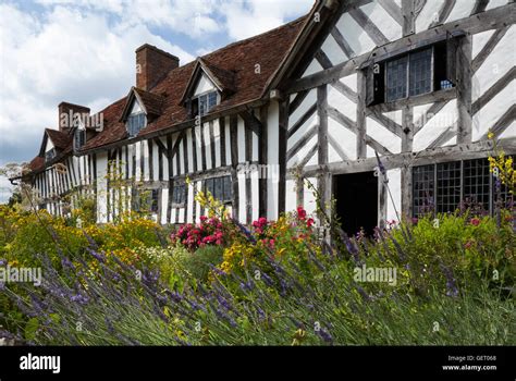 Tudor Farmhouse And Garden At Mary Ardens Farm In Wilmcote Stock Photo