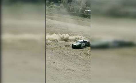 Video Captan a vehículo de Carabineros derrapando en cancha de tierra